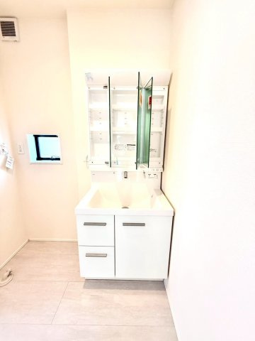 グラファーレ南城市知念安座真３期・３号棟の独立洗面台|ハンドシャワー付き洗面化粧台＆洗濯機置き場／洗面室に窓