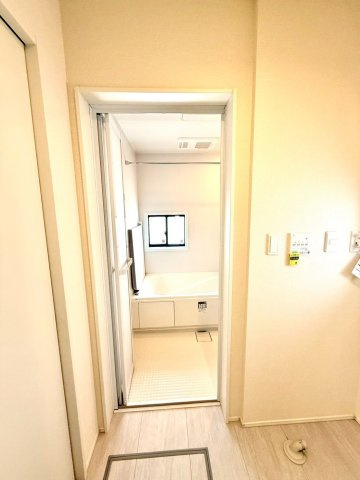 グラファーレ南城市知念安座真３期・３号棟の独立洗面台|洗面室から浴室への動線