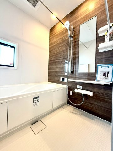 グラファーレ南城市知念安座真３期・３号棟の浴室|浴室乾燥機付きのユニットバス／鏡＆換気窓付き