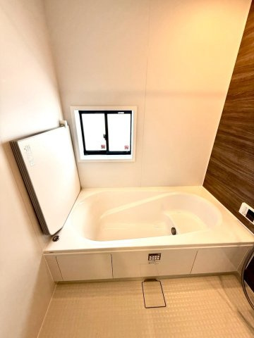 グラファーレ南城市知念安座真３期・３号棟のその他|追い焚き機能付きのバスタブ／浴室窓付き