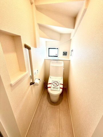 グラファーレ南城市知念安座真３期・３号棟のトイレ|１階トイレ／換気窓＆手すり＆飾り棚付き・洗浄便座