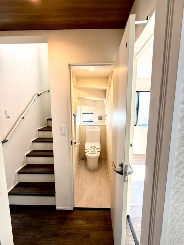 グラファーレ南城市知念安座真３期・３号棟のその他|１階トイレ脇の手すり付き階段