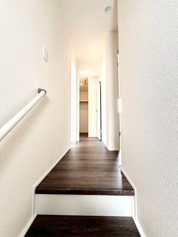 グラファーレ南城市知念安座真３期・３号棟の玄関|手すり付き階段