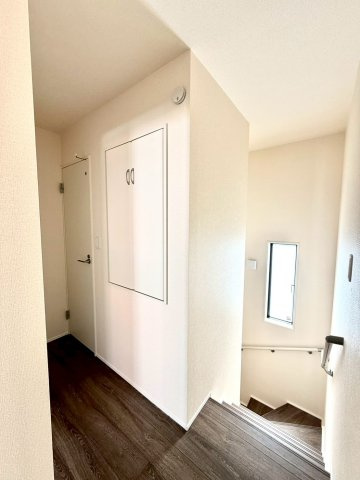 グラファーレ南城市知念安座真３期・３号棟の玄関|２階廊下には便利な収納付き