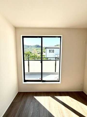 グラファーレ南城市知念安座真３期・３号棟のその他|二面採光の２階主寝室8.25帖＋WIC／バルコニー出入口付き