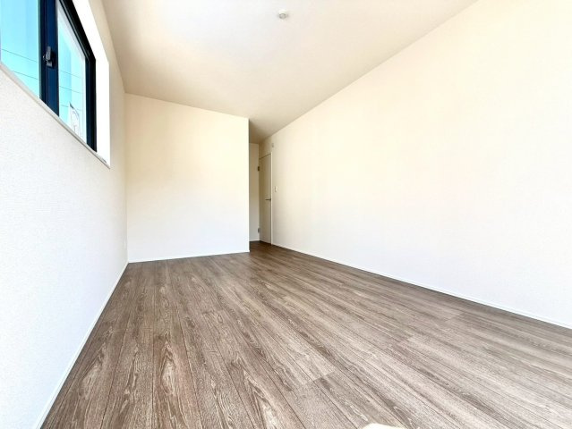 グラファーレ南城市知念安座真３期・３号棟の洋室|二面採光の２階主寝室8.25帖＋WIC