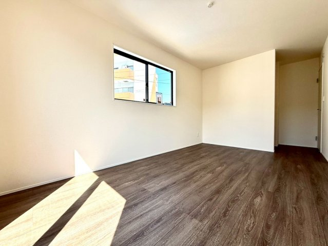 グラファーレ南城市知念安座真３期・３号棟の洋室|二面採光の２階主寝室8.25帖＋WIC