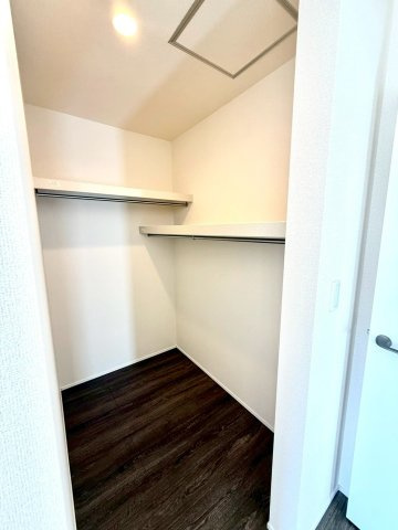 グラファーレ南城市知念安座真３期・３号棟の収納|２階主寝室8.25帖に設置された、季節物の入れ替えが楽々なWIC