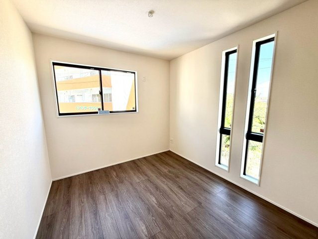 グラファーレ南城市知念安座真３期・３号棟の洋室|二面採光の２階洋室5.25帖②二分割のデザイン性の高い窓