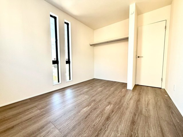 グラファーレ南城市知念安座真３期・３号棟の洋室|二面採光の２階洋室5.25帖②オープンクローゼット付き