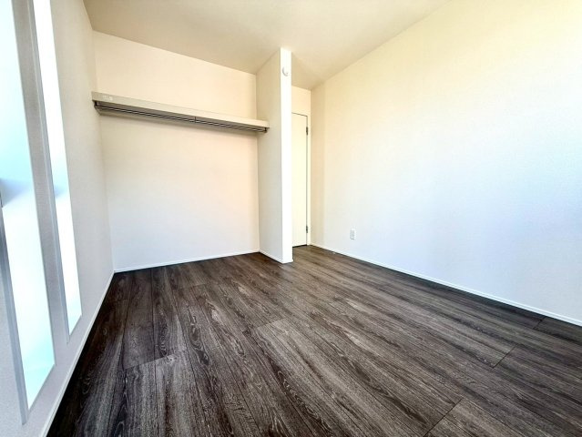 グラファーレ南城市知念安座真３期・３号棟の洋室|２階洋室5.25帖②に設置されたオープンクローゼット