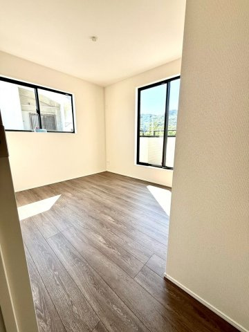 グラファーレ南城市知念安座真３期・３号棟の洋室|二面採光の２階洋室5.25帖①バルコニー出入口付き