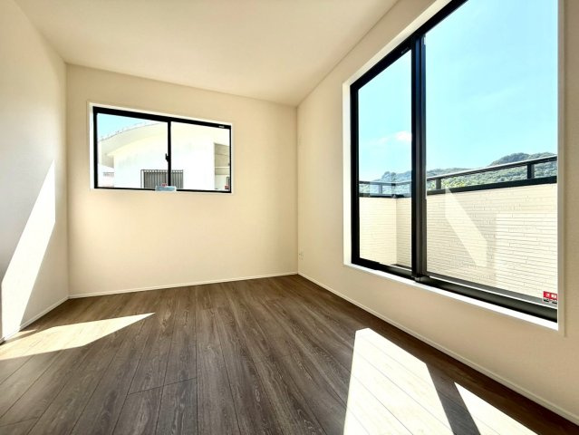 グラファーレ南城市知念安座真３期・３号棟の洋室|二面採光の２階洋室5.25帖①バルコニー出入口付き