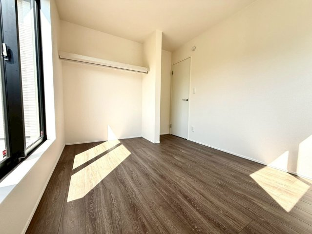 グラファーレ南城市知念安座真３期・３号棟の洋室|二面採光の２階洋室5.25帖①オープンクローゼット付き