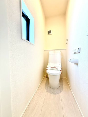 グラファーレ南城市知念安座真３期・３号棟のトイレ|２階トイレ・換気窓＆洗浄便座付き