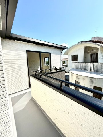 グラファーレ南城市知念安座真３期・３号棟のバルコニー|二面ワイドバルコニー