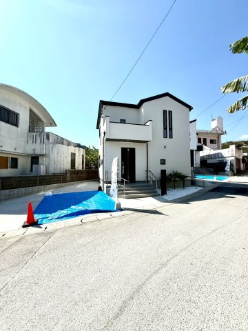 グラファーレ南城市知念安座真３期・３号棟の前面道路含む現地写真|並列２台駐車可能スペース付き＆玄関アプローチ