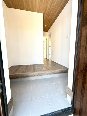 グラファーレ南城市知念安座真３期・３号棟の玄関|ゆったりとしたエントランスホール