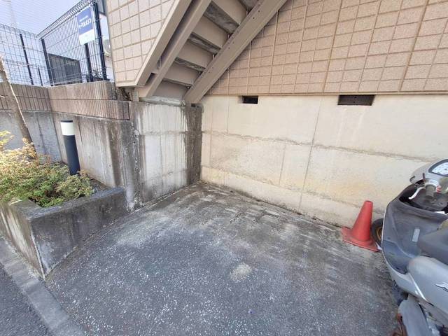 メゾン・ド・レジュ壱番館の駐車場