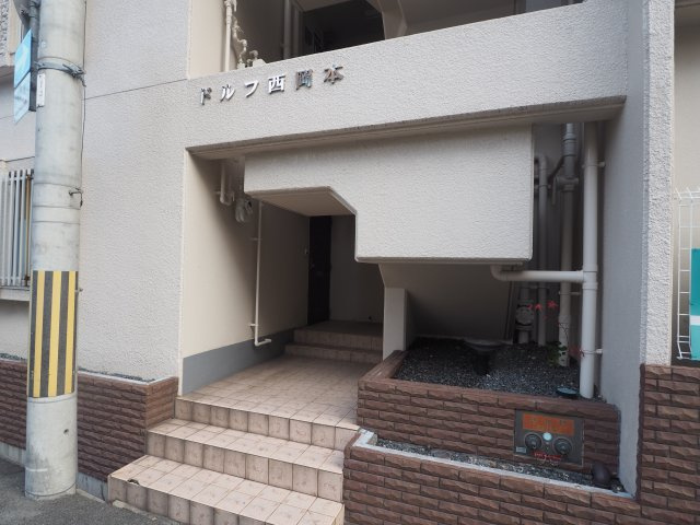 ドルフ西岡本のエントランス