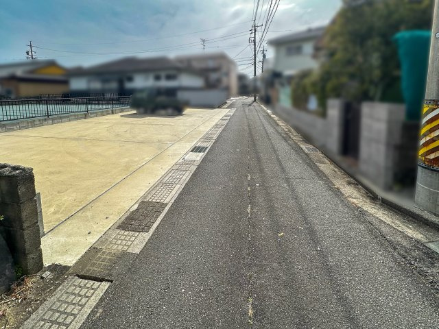 鈴鹿市十宮4丁目の前面道路含む現地写真
