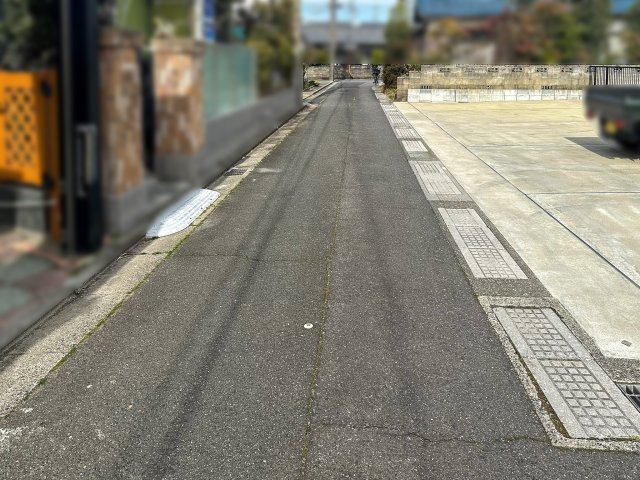 鈴鹿市十宮4丁目の前面道路含む現地写真