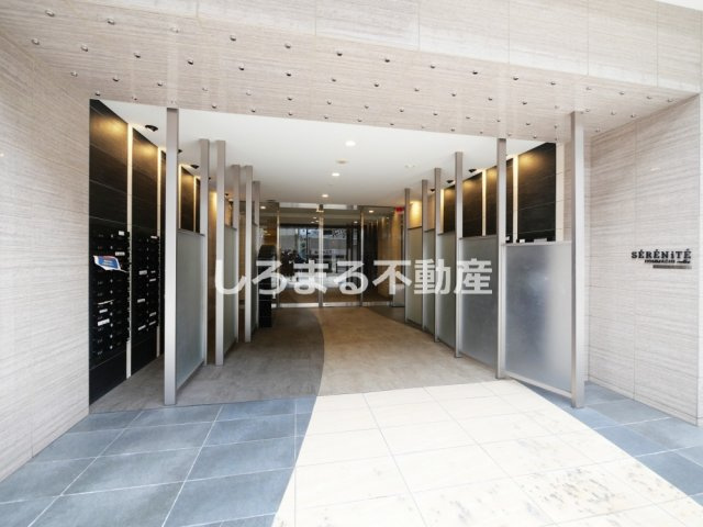 SERENiTE本町refletのエントランス