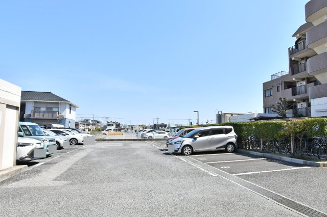 コスモ春日部豊春の駐車場