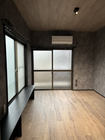 【居間・リビング】 | コーポグリーン | 角部屋は２面採光で窓も多く、風通しも良い