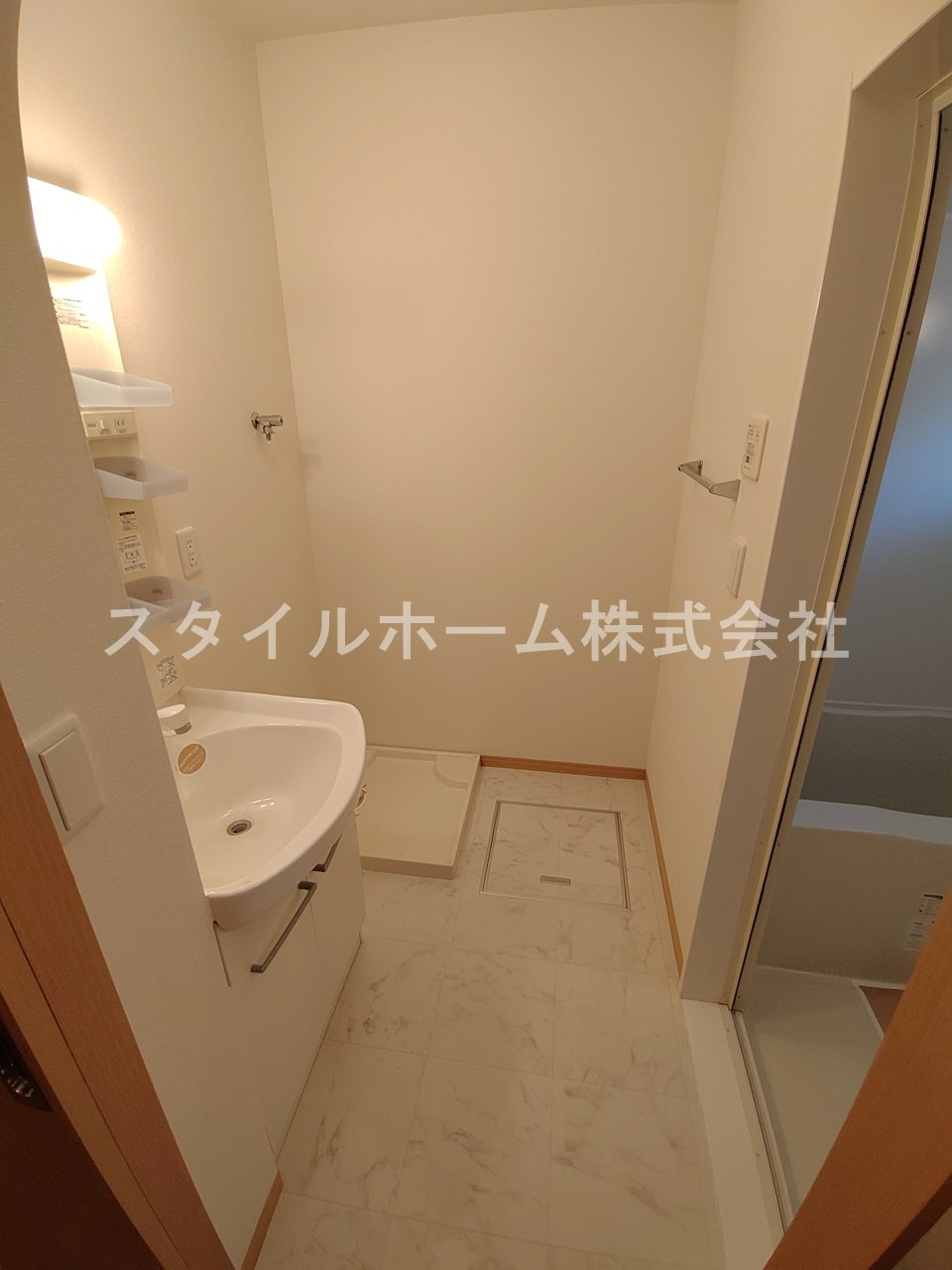 ラ・カルティエの洗面所|別部屋写真です。
