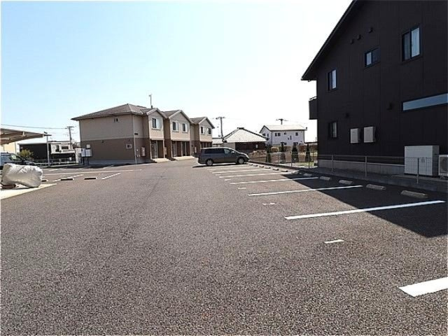 ソレアード　Ｂの駐車場|車をお持ちの方に嬉しい駐車場付きの物件です