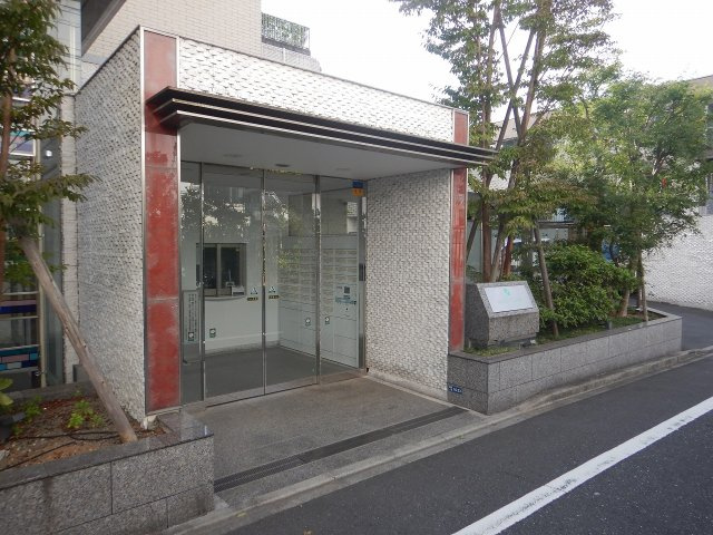 ロイヤルシーズン新宿柏木のエントランス