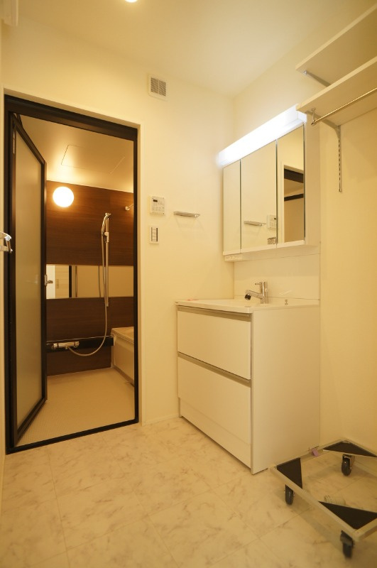 アビタシオン碑文谷の洗面所|3面鏡の独立洗面台♪