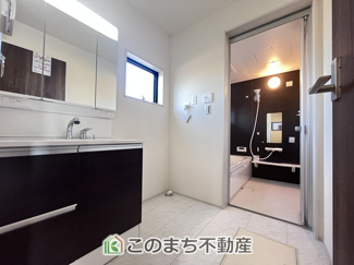 【洗面所】 | LiveleGarden.S八千代東原　3号棟 | シャンプードレッサーで朝の身支度♪伸びるホースでお掃除も簡単清潔です！
