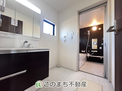 【洗面所】 | LiveleGarden.S八千代東原　3号棟 | シャンプードレッサーで朝の身支度♪伸びるホースでお掃除も簡単清潔です！
