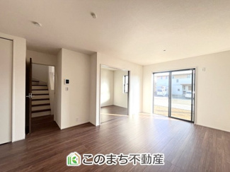 【居間・リビング】 | LiveleGarden.S八千代東原　3号棟 | ご家族を近くに感じることができるリビング階段♪

