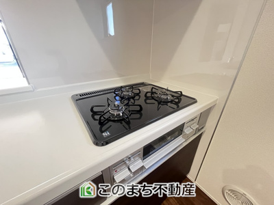 【キッチン】 | LiveleGarden.S八千代東原　3号棟 | 三ツ口コンロ採用で、同時調理もスムーズ◎！お料理を並べられるカウンター付きで、配膳・片付けをサポート！リビングで過ごすご家族とコミュニケーションを楽しみながら作業可能です♪
