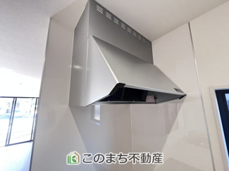 【キッチン】 | LiveleGarden.S八千代東原　3号棟 | お手入れ簡単！スッキリとしていながら機能的な換気扇が標準で備わっています！
