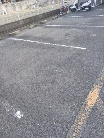 シャトー志水の駐車場