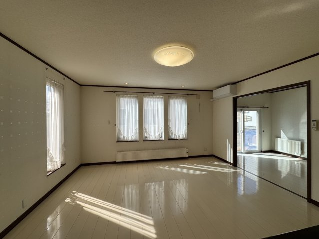 陽光注ぐモダン邸宅。昭和中央の利便性と60坪の開放感を楽しむゆとりの家♪の居間・リビング|陽光注ぐ明るいリビング。家族が自然に集まる開放的な大空間