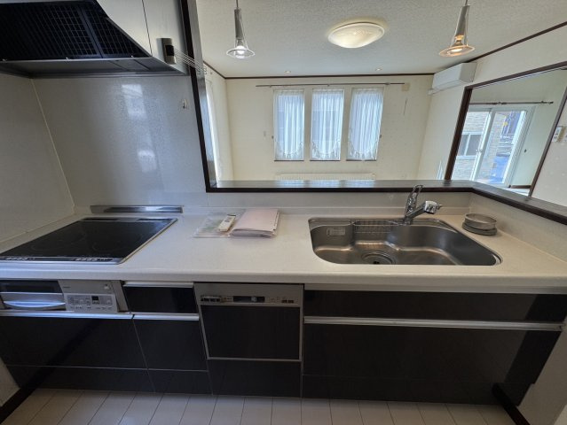 陽光注ぐモダン邸宅。昭和中央の利便性と60坪の開放感を楽しむゆとりの家♪のキッチン|対面キッチンで会話弾む明るいLDKの住まい快適空間。