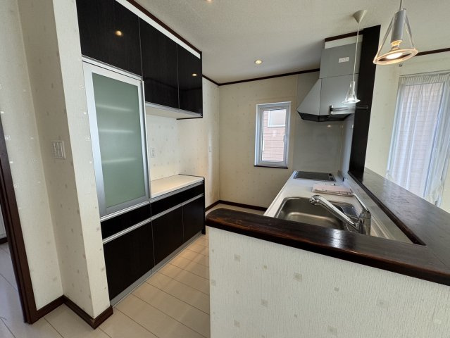 陽光注ぐモダン邸宅。昭和中央の利便性と60坪の開放感を楽しむゆとりの家♪のキッチン|収納充実の対面キッチンで家事効率も快適な空間。