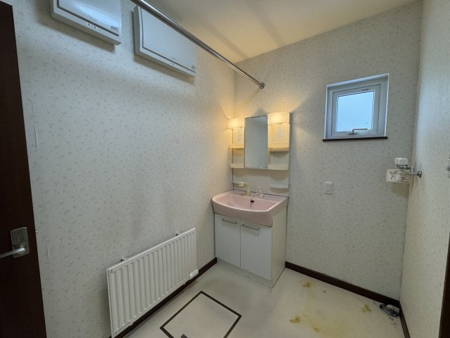 陽光注ぐモダン邸宅。昭和中央の利便性と60坪の開放感を楽しむゆとりの家♪の洗面所|窓付きで明るく換気良好なゆとりの洗面脱衣室。