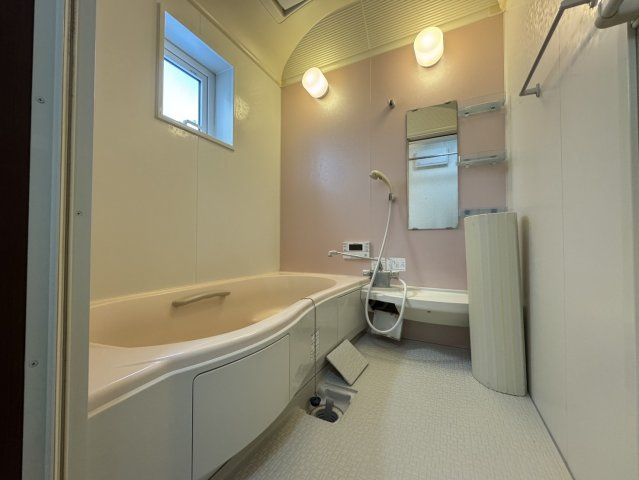 陽光注ぐモダン邸宅。昭和中央の利便性と60坪の開放感を楽しむゆとりの家♪の浴室|窓付きで換気良好ゆったり寛げるバスルーム。