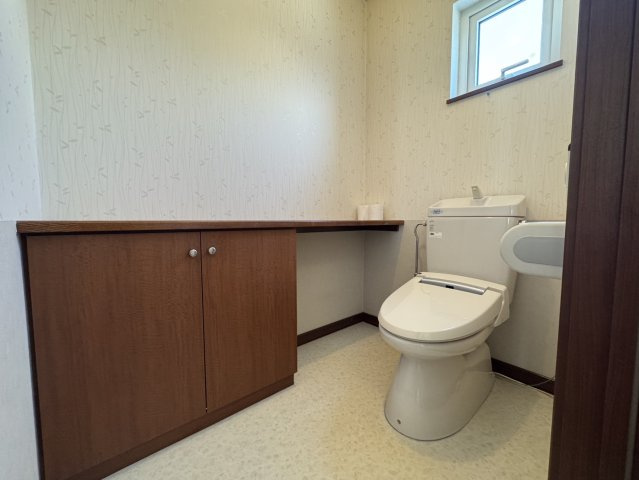 陽光注ぐモダン邸宅。昭和中央の利便性と60坪の開放感を楽しむゆとりの家♪のトイレ|広々カウンターに充実の収納。窓から光が届く清潔なトイレ。