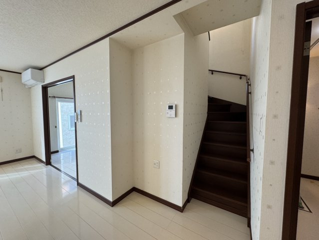 陽光注ぐモダン邸宅。昭和中央の利便性と60坪の開放感を楽しむゆとりの家♪の居間・リビング|階段と居室が繋がる開放的な設計。家族を感じる心地よい住まい。