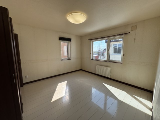 陽光注ぐモダン邸宅。昭和中央の利便性と60坪の開放感を楽しむゆとりの家♪の洋室|二面採光で陽当たり良好。明るく開放感あふれる心地よい洋室。