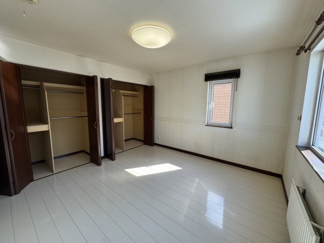 陽光注ぐモダン邸宅。昭和中央の利便性と60坪の開放感を楽しむゆとりの家♪の洋室|大容量クローゼットで部屋もすっきり。整理整頓が捗る洋室。