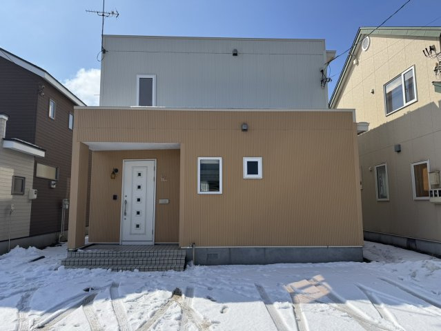 陽光注ぐモダン邸宅。昭和中央の利便性と60坪の開放感を楽しむゆとりの家♪の外観|明るい木目調の玄関。ゆとりある駐車スペースも備えた住まい。