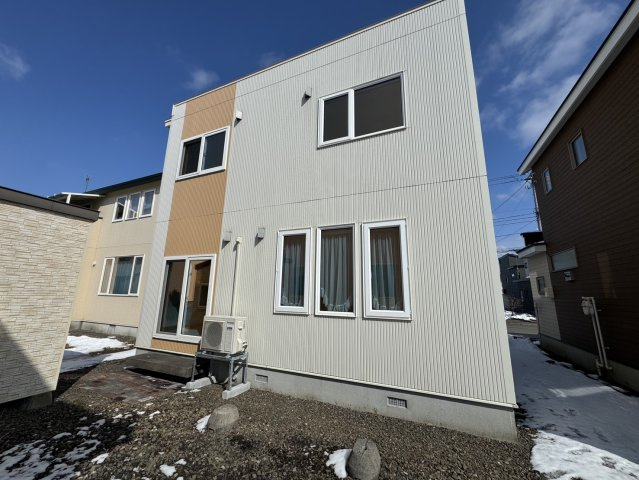 陽光注ぐモダン邸宅。昭和中央の利便性と60坪の開放感を楽しむゆとりの家♪の外観|木目調が映えるモダンな外観。青空に溶け込む爽やかな住まい。